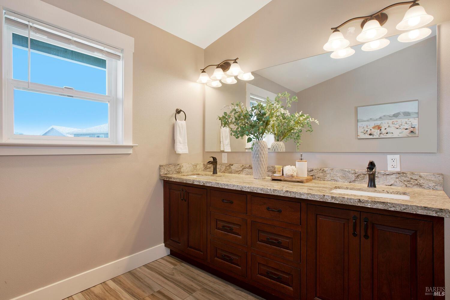 Detail Gallery Image 17 of 33 For 1647 Kerry Ln, Santa Rosa,  CA 95403 - 3 Beds | 2/1 Baths