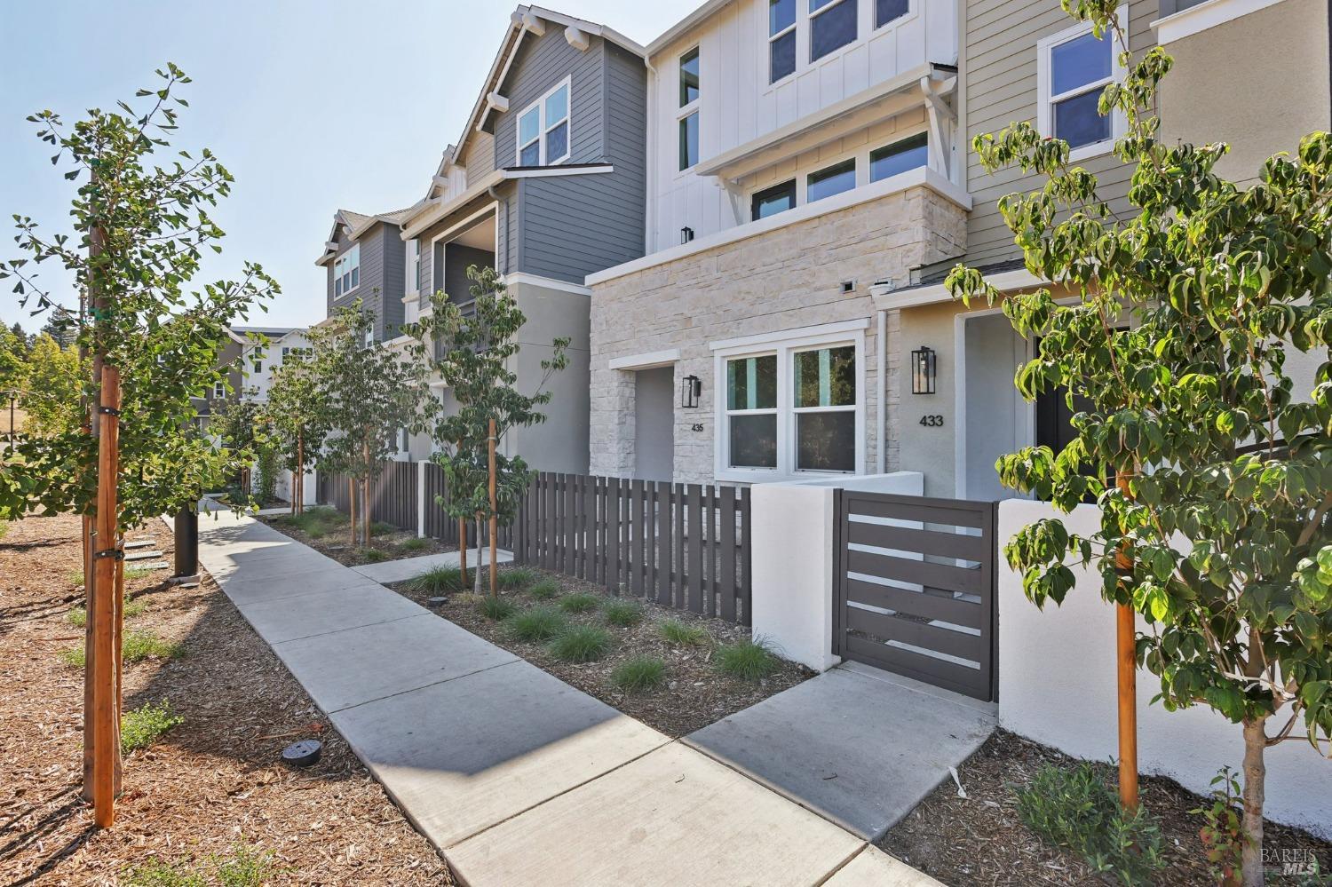 Detail Gallery Image 4 of 64 For 435 Semillon Ln, Santa Rosa,  CA 95403 - 3 Beds | 2/1 Baths