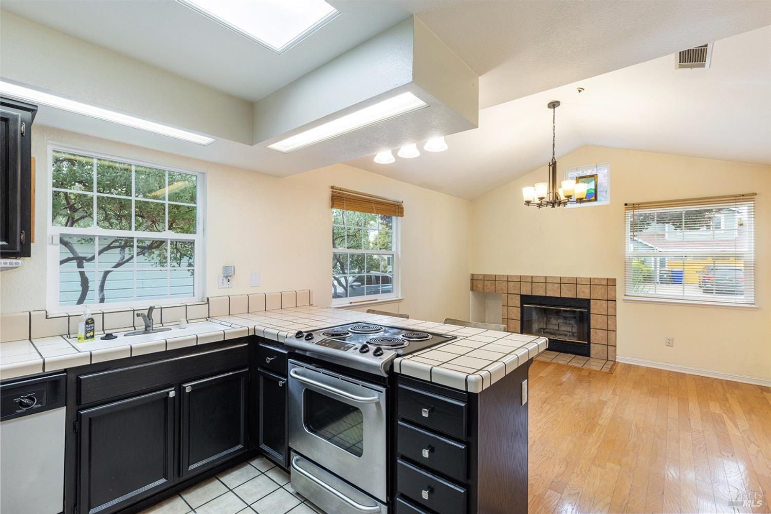 Detail Gallery Image 15 of 33 For 1912 Twin Creeks Ct, Napa,  CA 94559 - 3 Beds | 2/1 Baths