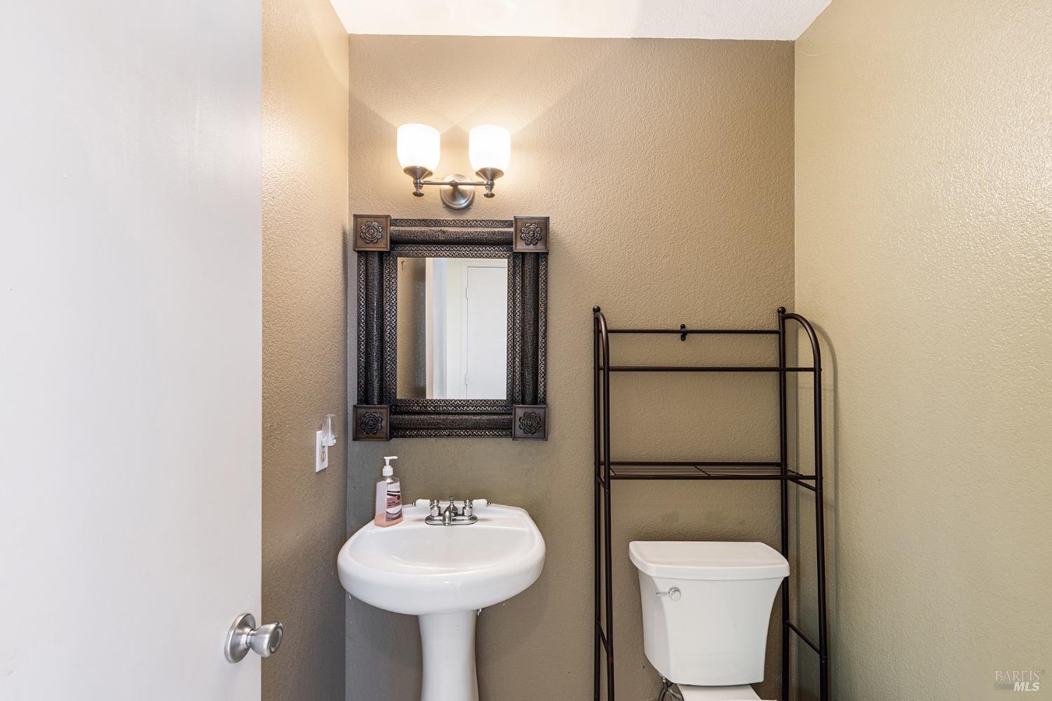 Detail Gallery Image 17 of 33 For 1912 Twin Creeks Ct, Napa,  CA 94559 - 3 Beds | 2/1 Baths