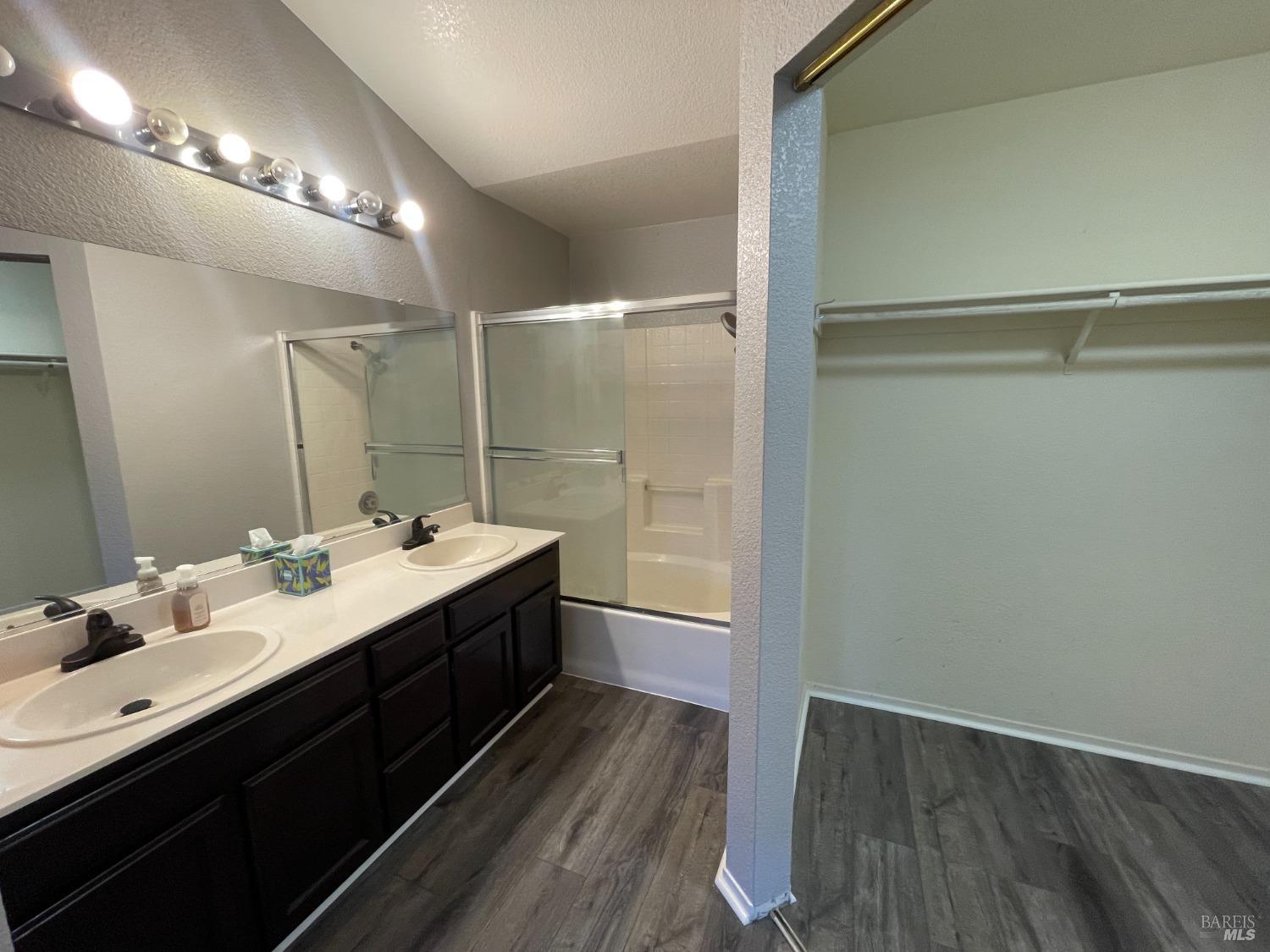 Detail Gallery Image 8 of 14 For 217 Cloverleaf Cir, Suisun City,  CA 94585 - 3 Beds | 2/1 Baths