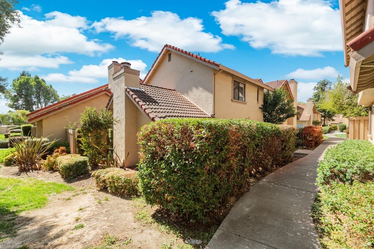 Detail Gallery Image 3 of 43 For 48 Del Prado Cir, Fairfield,  CA 94533 - 3 Beds | 3 Baths