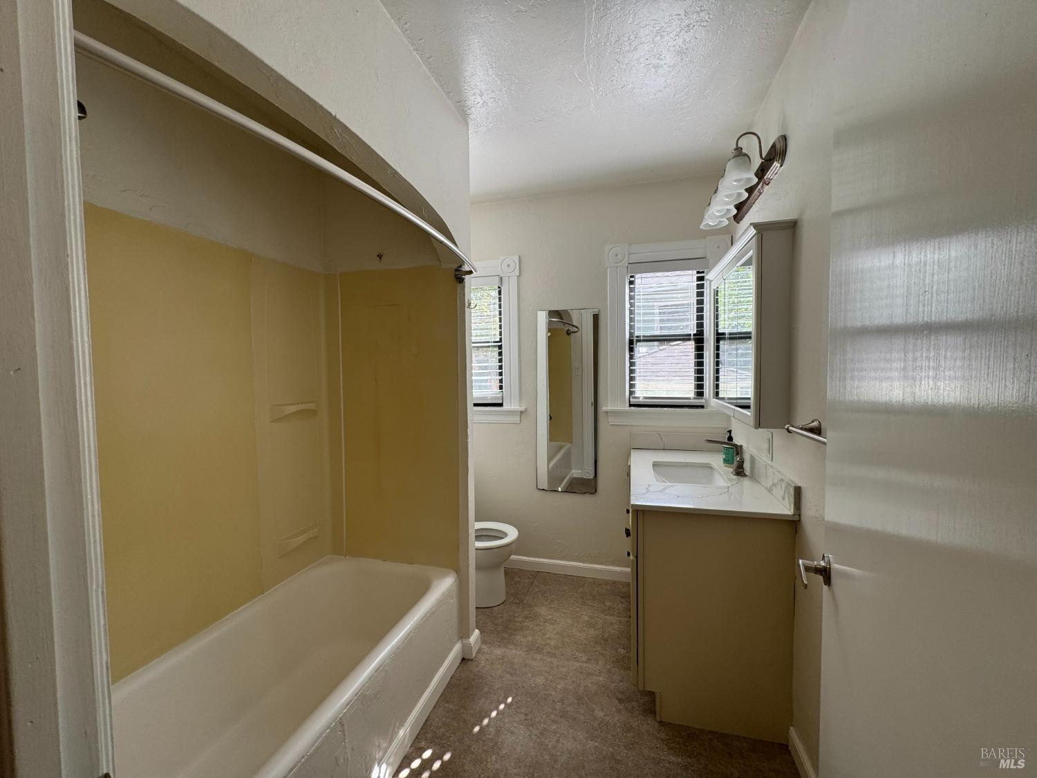 Detail Gallery Image 9 of 28 For 1808 Pacheco Blvd, Martinez,  CA 94553 - 2 Beds | 1 Baths