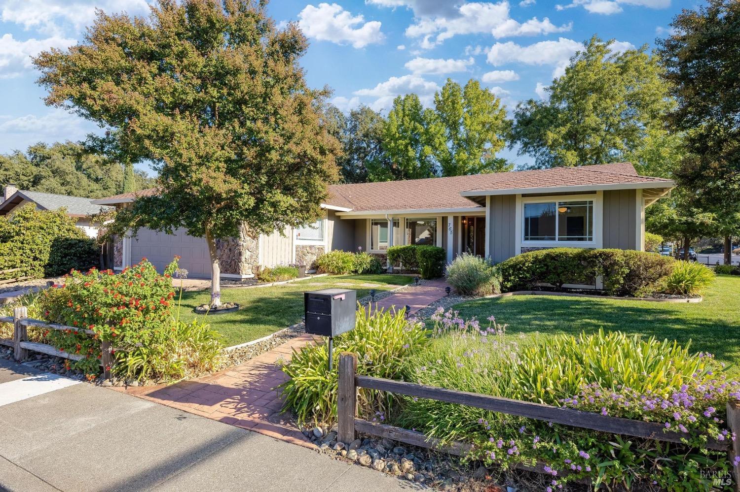 Detail Gallery Image 3 of 51 For 765 Brookside Dr, Vacaville,  CA 95688 - 3 Beds | 2 Baths