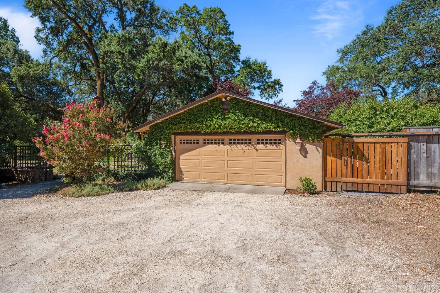 Detail Gallery Image 2 of 52 For 3700 Feliz Creek Rd, Hopland,  CA 95449 - 3 Beds | 3 Baths