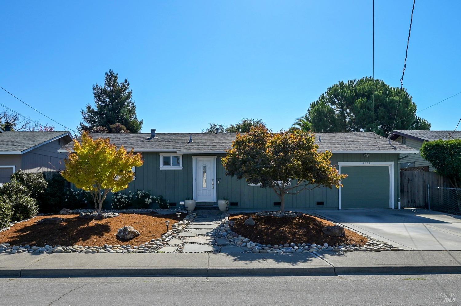 Detail Gallery Image 1 of 1 For 1320 Lindberg Ln, Petaluma,  CA 94954 - 3 Beds | 1 Baths