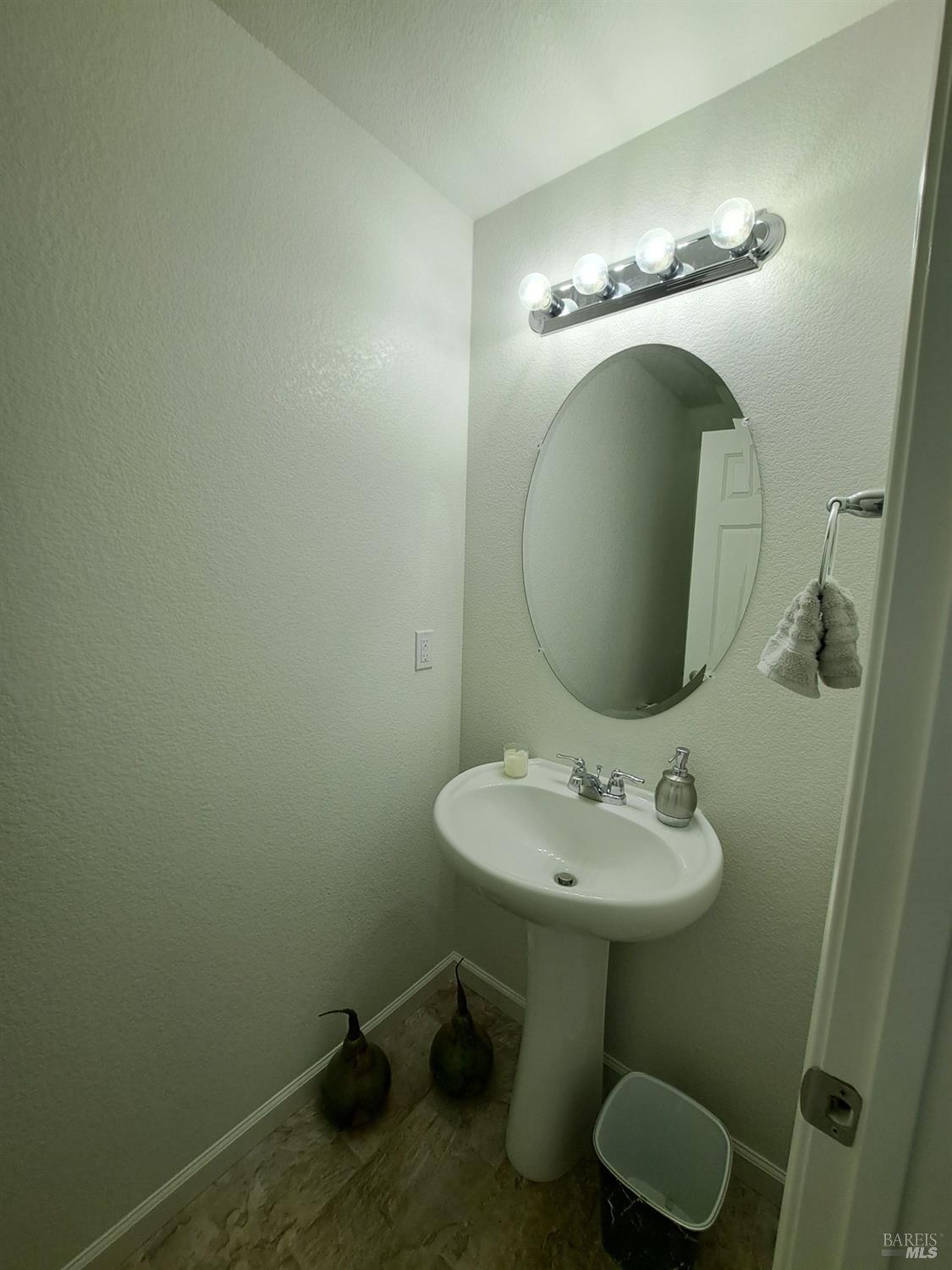 Detail Gallery Image 8 of 22 For 1361 Rex Floyd Ln, Fairfield,  CA 94533 - 3 Beds | 2/1 Baths