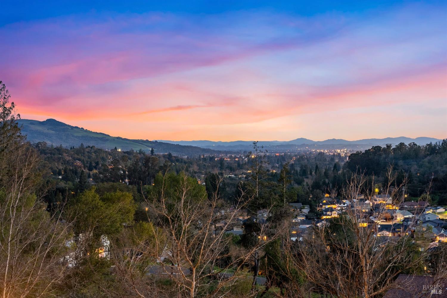 Detail Gallery Image 7 of 74 For 3657 Crown Hill Dr, Santa Rosa,  CA 95404 - 4 Beds | 3/1 Baths