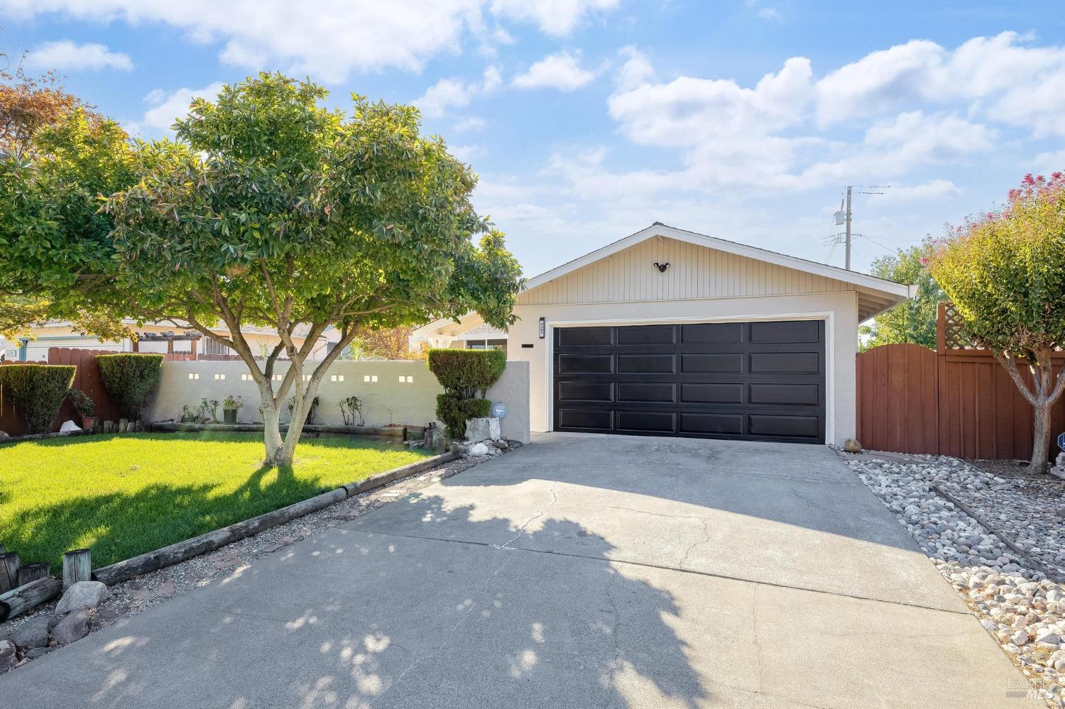 Detail Gallery Image 1 of 1 For 2207 Dover Ave, Fairfield,  CA 94533 - 3 Beds | 1 Baths