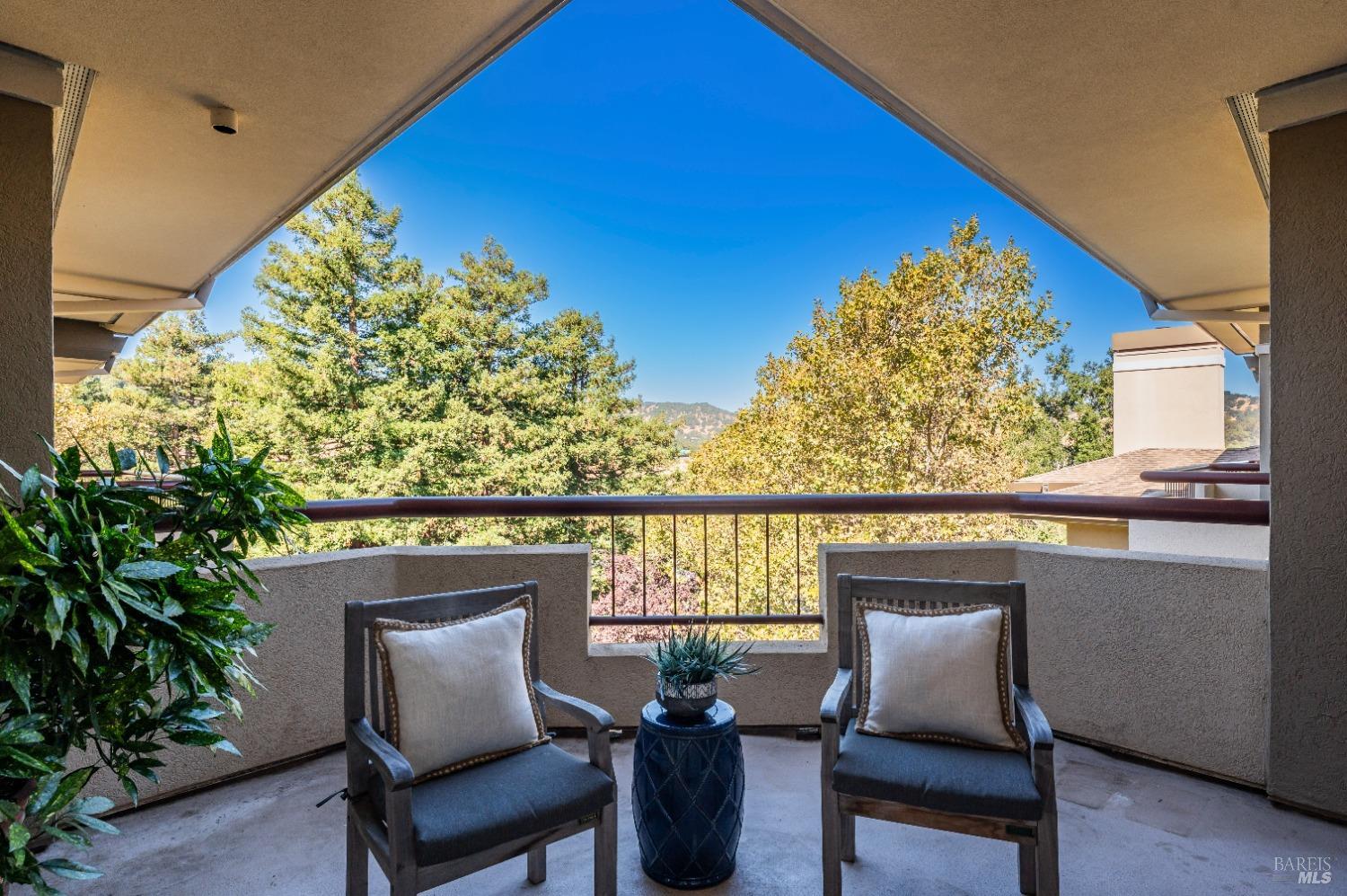 Detail Gallery Image 11 of 33 For 600 Deer Valley Rd 3f,  San Rafael,  CA 94903 - 1 Beds | 2 Baths