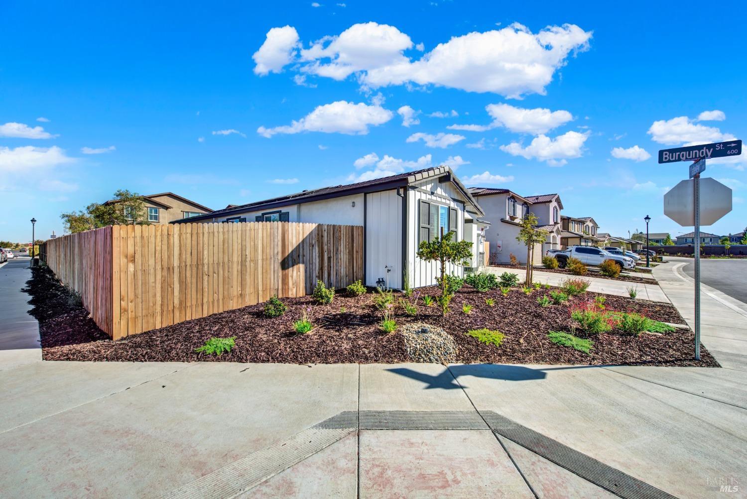 Detail Gallery Image 5 of 77 For 1000 Yateley Ct, Vacaville,  CA 95687 - 4 Beds | 2/1 Baths