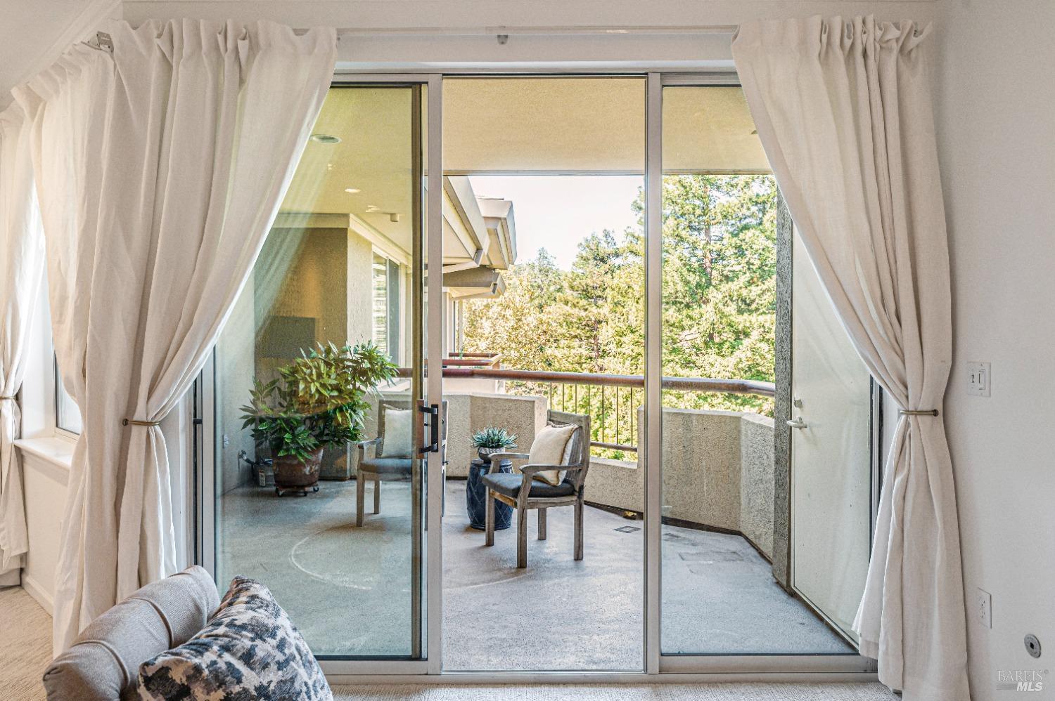 Detail Gallery Image 9 of 33 For 600 Deer Valley Rd 3f,  San Rafael,  CA 94903 - 1 Beds | 2 Baths