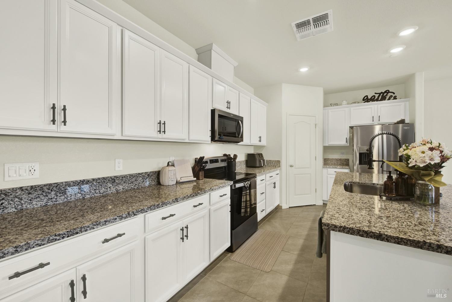 Detail Gallery Image 33 of 77 For 1000 Yateley Ct, Vacaville,  CA 95687 - 4 Beds | 2/1 Baths