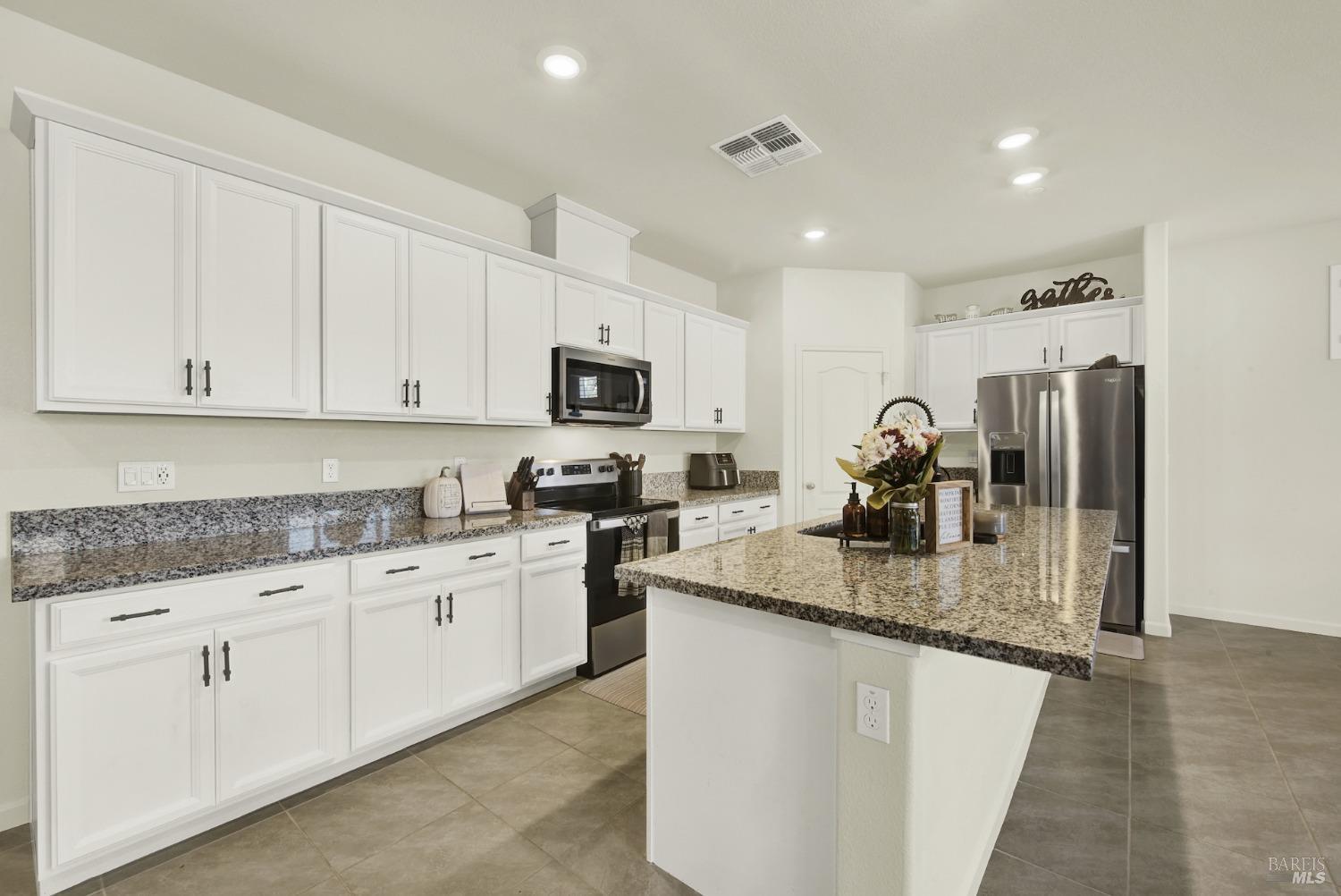 Detail Gallery Image 31 of 77 For 1000 Yateley Ct, Vacaville,  CA 95687 - 4 Beds | 2/1 Baths