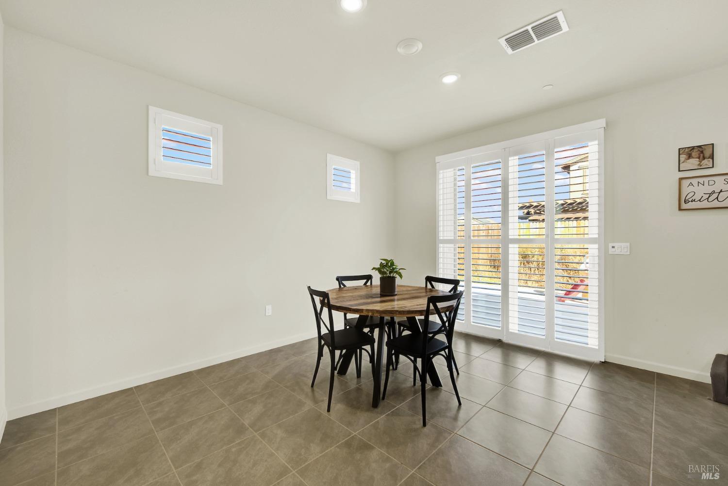 Detail Gallery Image 24 of 77 For 1000 Yateley Ct, Vacaville,  CA 95687 - 4 Beds | 2/1 Baths