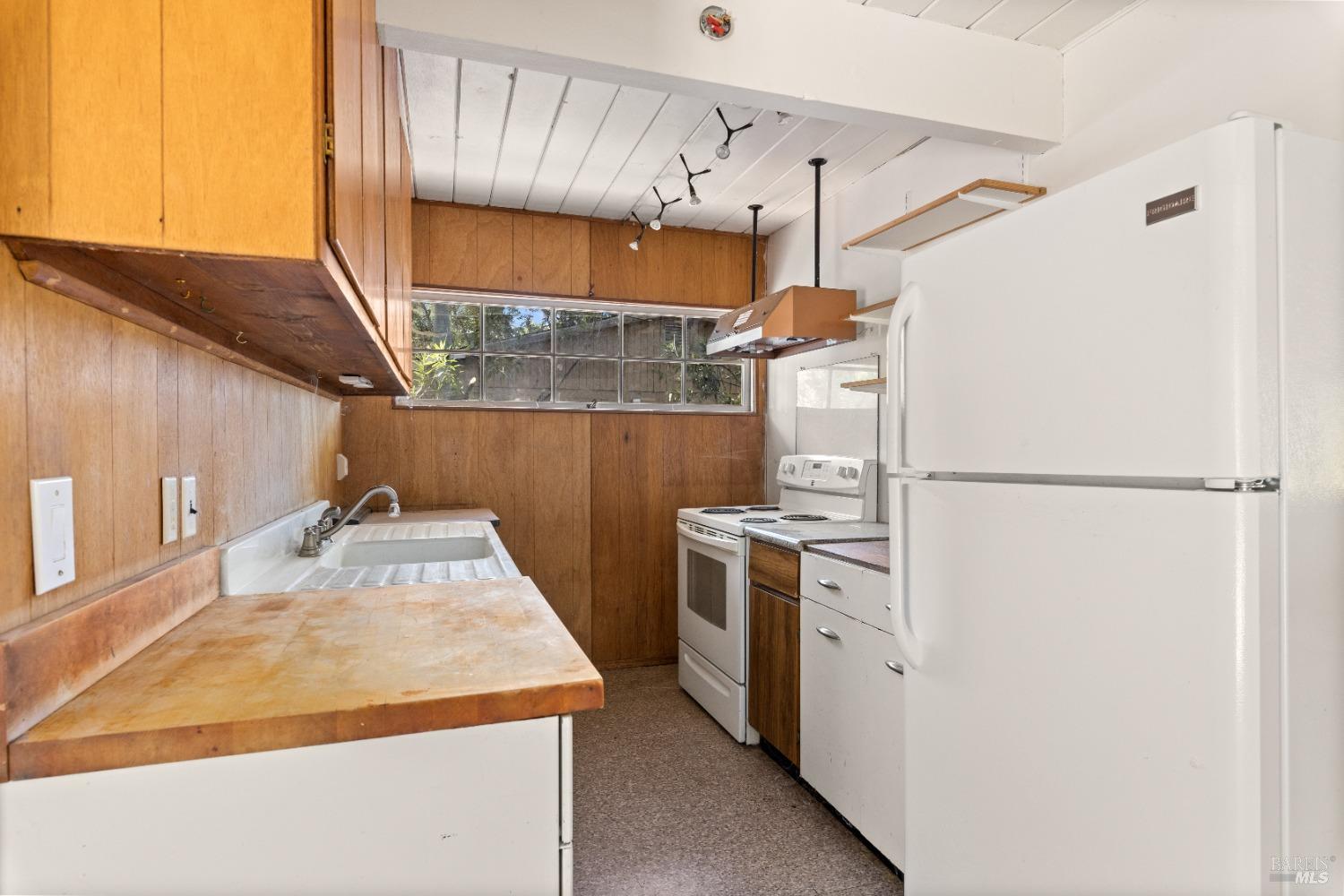 Detail Gallery Image 9 of 45 For 2695 Oakhurst Ave, Clearlake,  CA 95422 - 2 Beds | 2 Baths