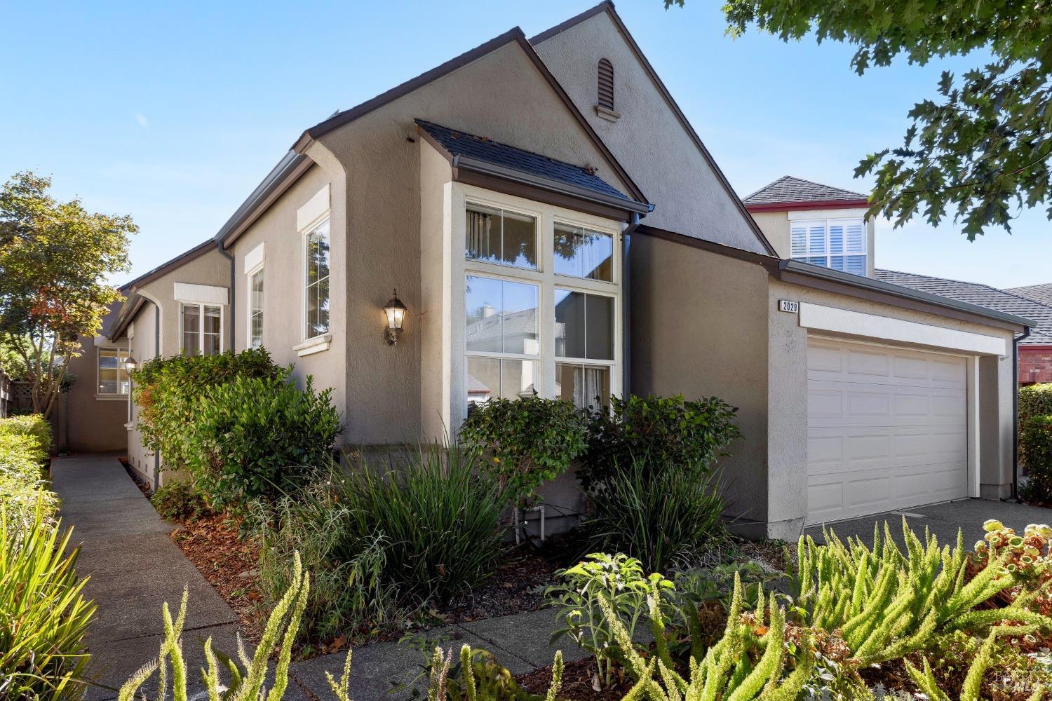 Detail Gallery Image 1 of 39 For 2029 Falcon Ridge Dr, Petaluma,  CA 94954 - 3 Beds | 2 Baths