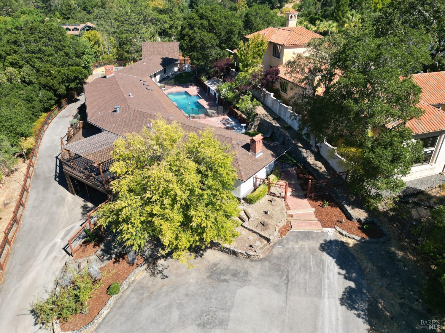 Detail Gallery Image 9 of 57 For 111 Deer Hollow Rd, San Anselmo,  CA 94960 - 5 Beds | 4 Baths