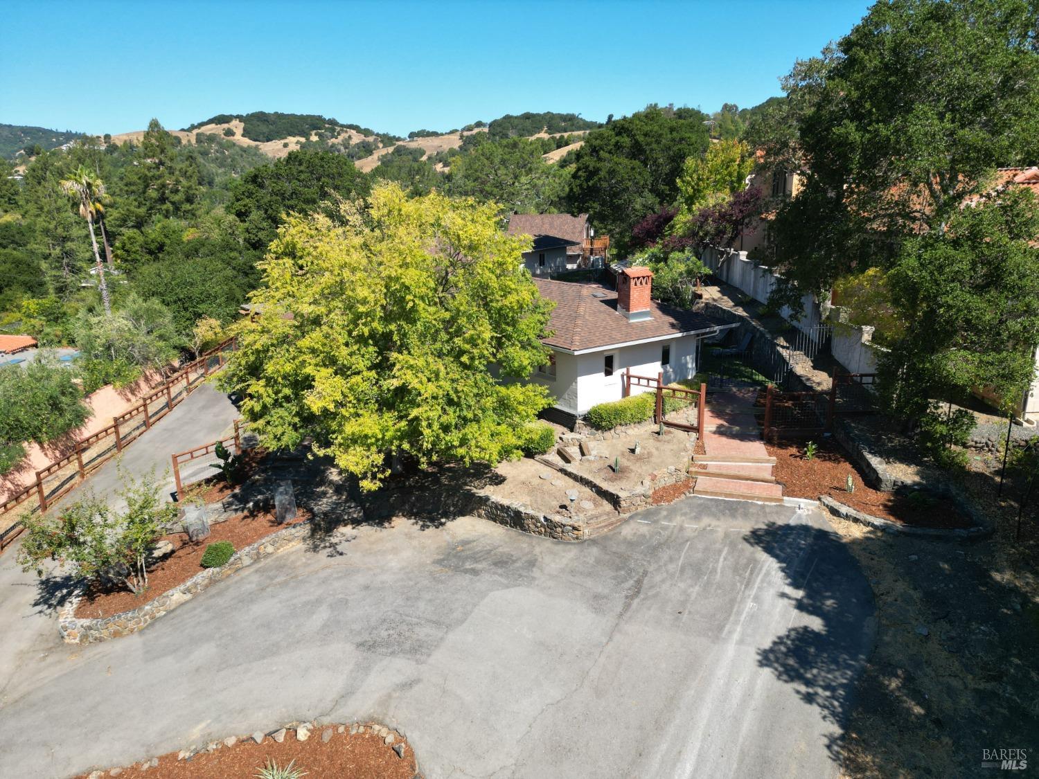 Detail Gallery Image 3 of 57 For 111 Deer Hollow Rd, San Anselmo,  CA 94960 - 5 Beds | 4 Baths