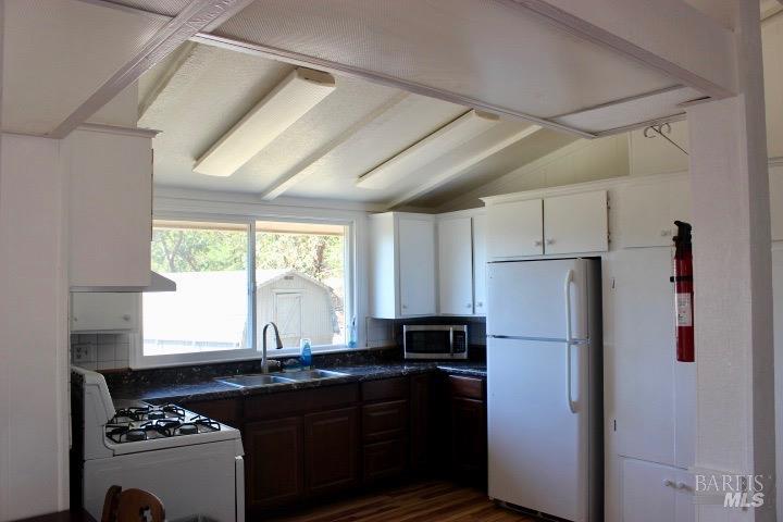 Detail Gallery Image 8 of 34 For 2270 Spyrock Rd, Leggett,  CA 95585 - 2 Beds | 2 Baths