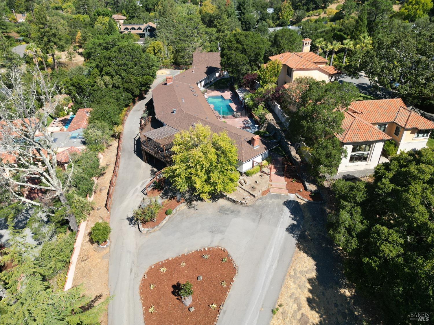 Detail Gallery Image 7 of 57 For 111 Deer Hollow Rd, San Anselmo,  CA 94960 - 5 Beds | 4 Baths