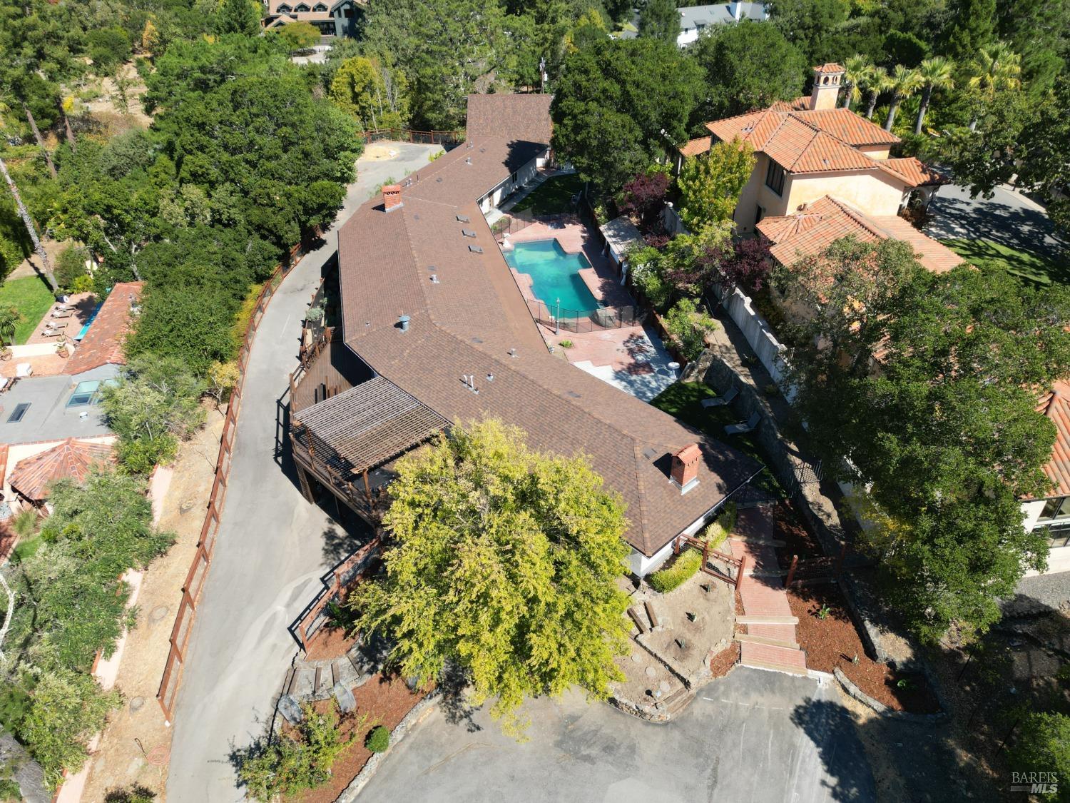 Detail Gallery Image 8 of 57 For 111 Deer Hollow Rd, San Anselmo,  CA 94960 - 5 Beds | 4 Baths