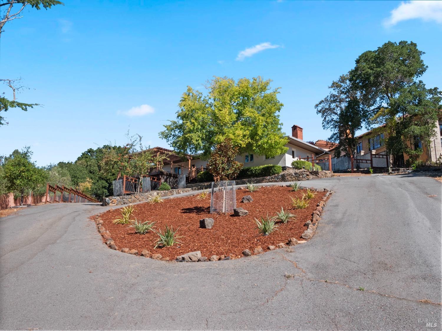 Detail Gallery Image 10 of 57 For 111 Deer Hollow Rd, San Anselmo,  CA 94960 - 5 Beds | 4 Baths