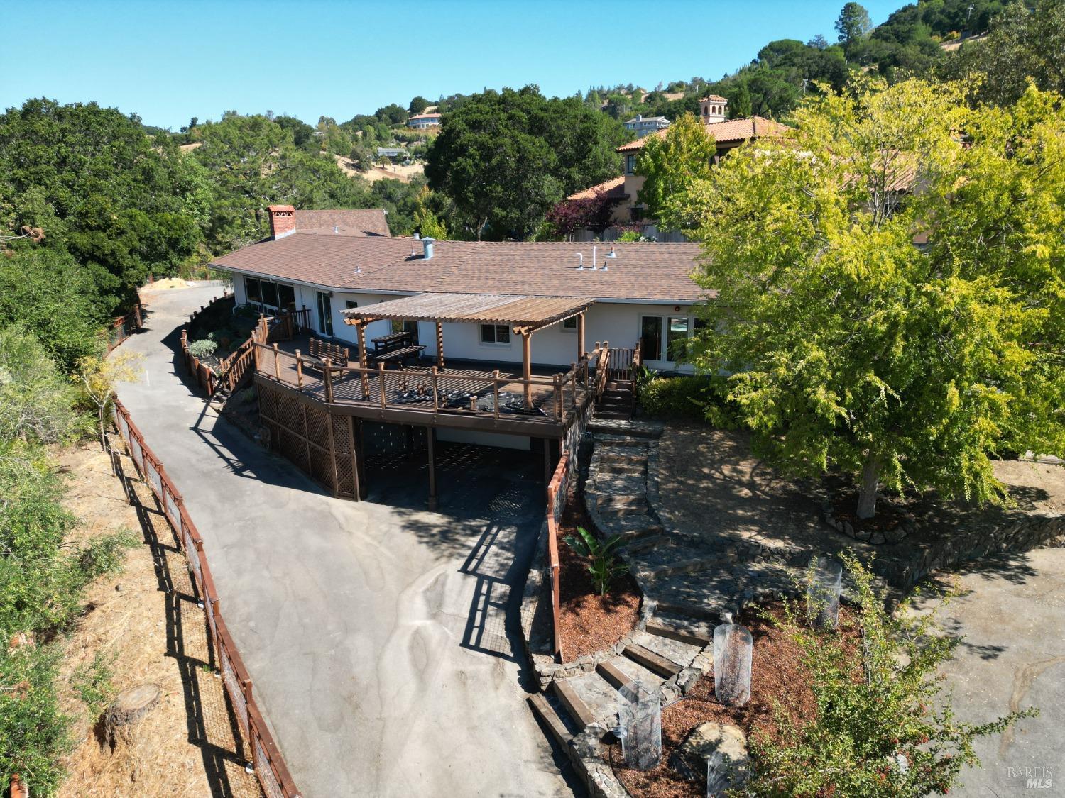 Detail Gallery Image 4 of 57 For 111 Deer Hollow Rd, San Anselmo,  CA 94960 - 5 Beds | 4 Baths