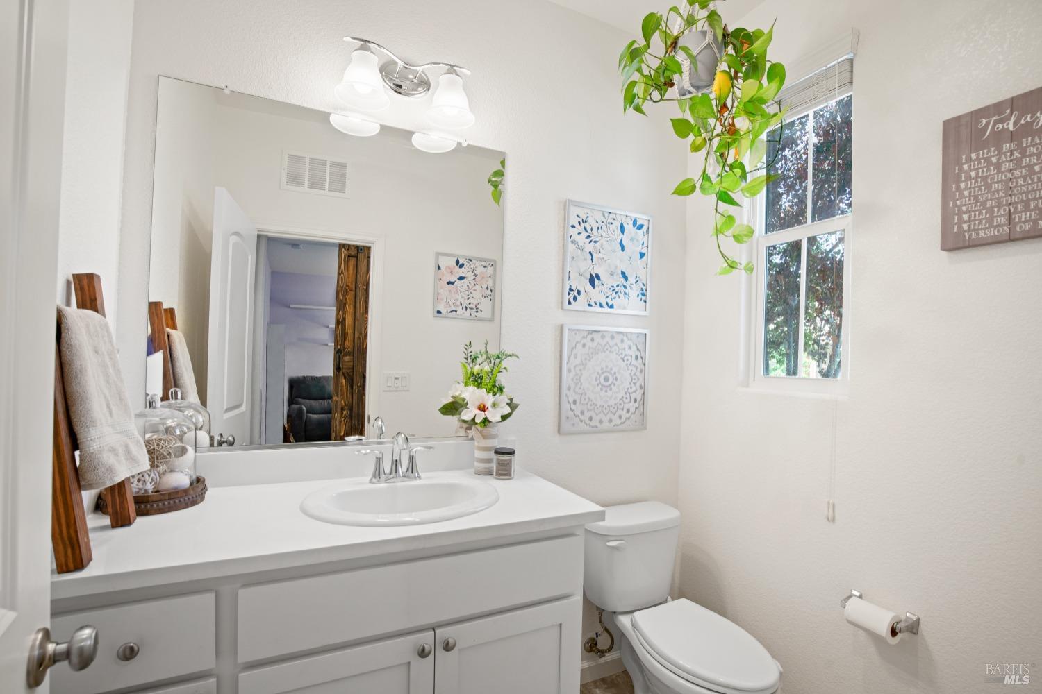 Detail Gallery Image 9 of 49 For 324 Jasmine Dr, Vacaville,  CA 95687 - 3 Beds | 2/1 Baths