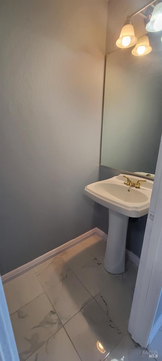 Detail Gallery Image 5 of 16 For 409 El Faisan Dr, San Rafael,  CA 94903 - 2 Beds | 2/1 Baths