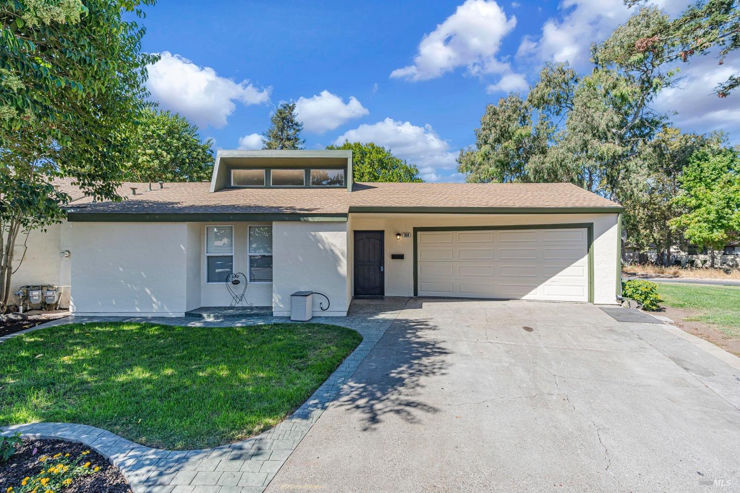 Detail Gallery Image 1 of 1 For 934 W 9th St, Santa Rosa,  CA 95401 - 4 Beds | 2 Baths