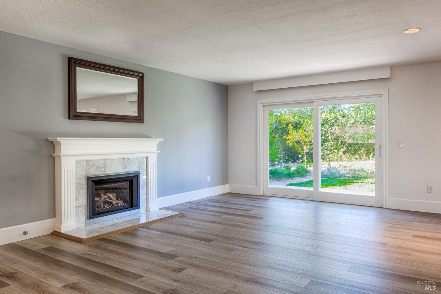 Detail Gallery Image 4 of 36 For 113 Old Oak Ln, Santa Rosa,  CA 95409 - 3 Beds | 2 Baths