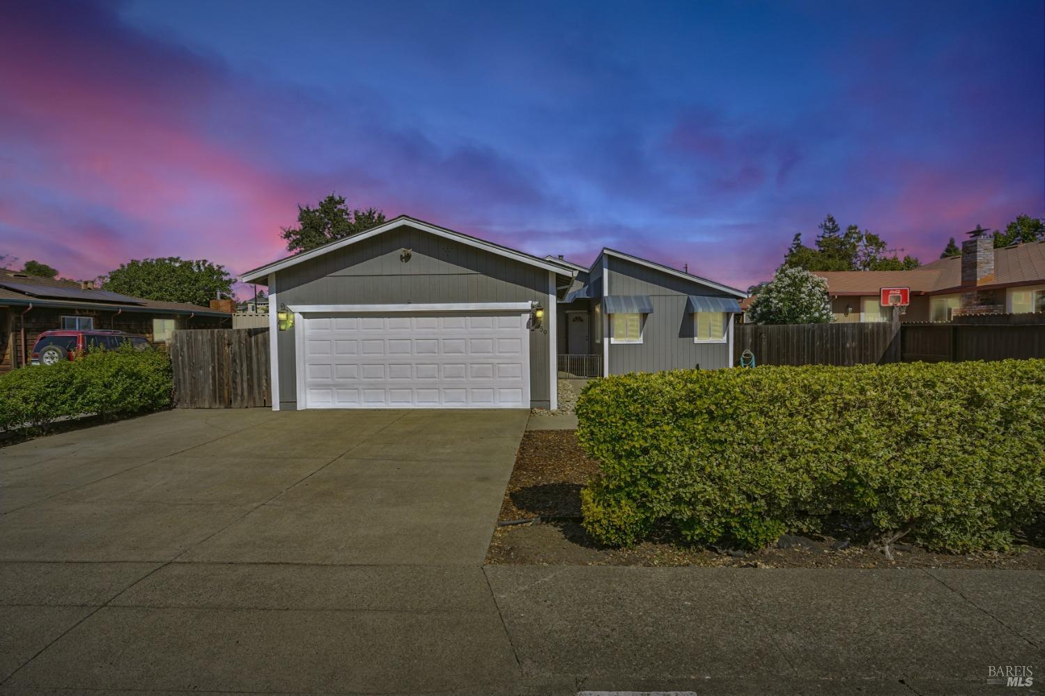 Detail Gallery Image 1 of 28 For 1659 Greeneich Ave, Santa Rosa,  CA 95401 - 3 Beds | 2 Baths