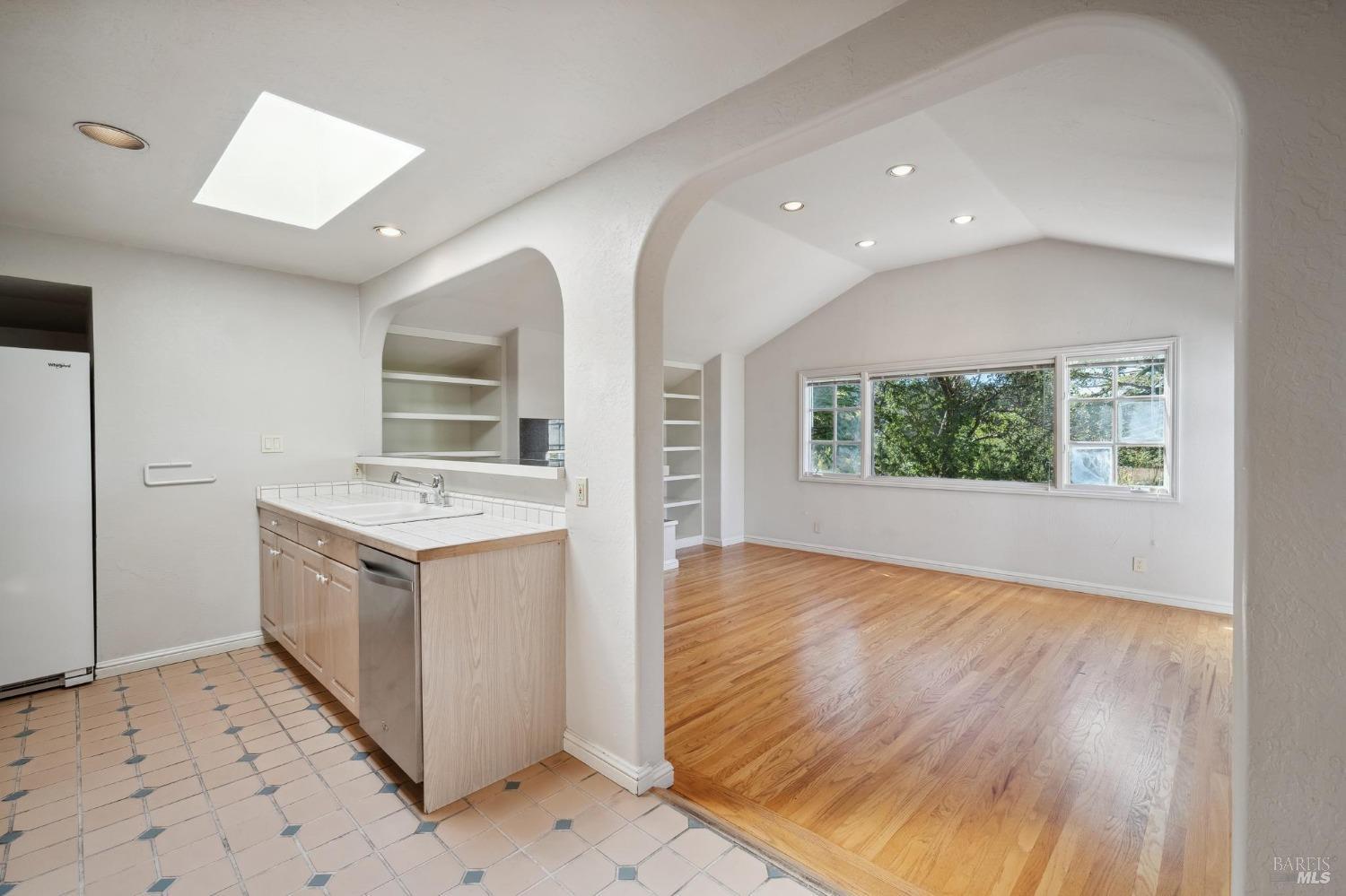 Detail Gallery Image 15 of 61 For 207 Meda Ct, Mill Valley,  CA 94941 - 3 Beds | 2/1 Baths