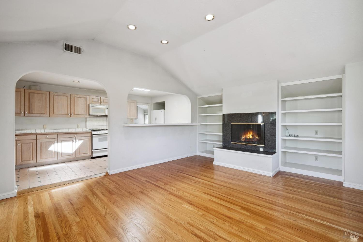 Detail Gallery Image 7 of 61 For 207 Meda Ct, Mill Valley,  CA 94941 - 3 Beds | 2/1 Baths