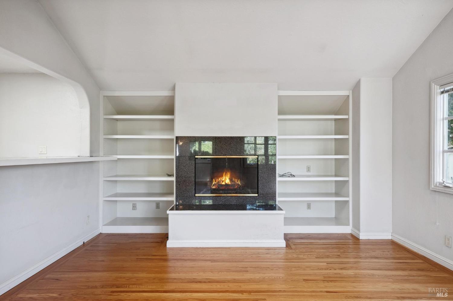 Detail Gallery Image 6 of 61 For 207 Meda Ct, Mill Valley,  CA 94941 - 3 Beds | 2/1 Baths