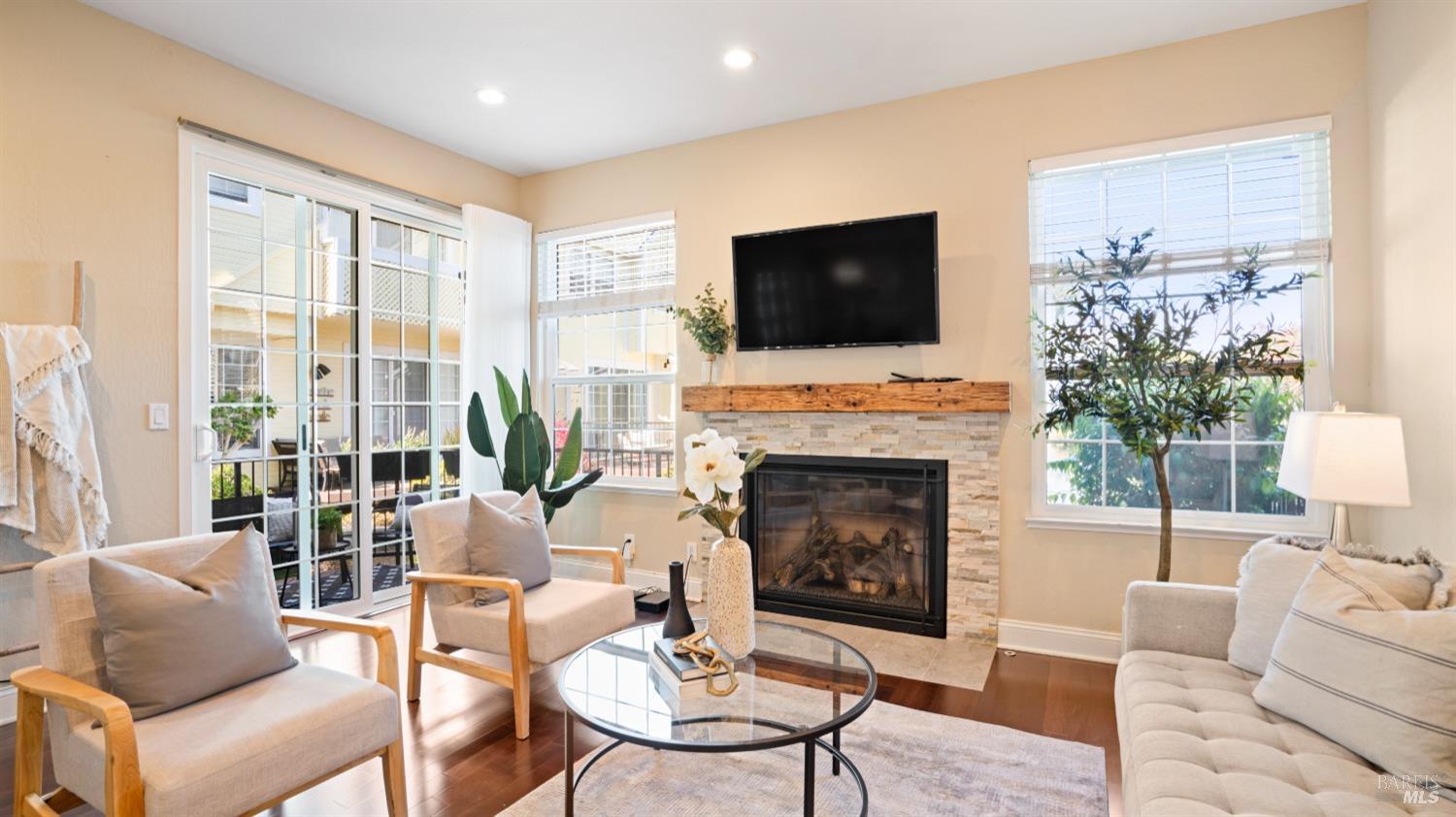 Detail Gallery Image 7 of 48 For 161 E B St, Benicia,  CA 94510 - 3 Beds | 2/1 Baths