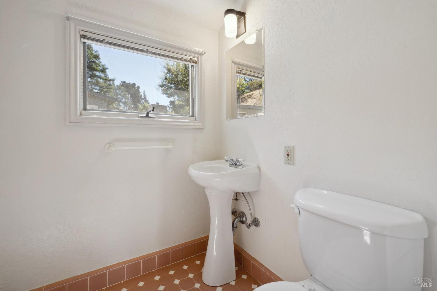 Detail Gallery Image 53 of 61 For 207 Meda Ct, Mill Valley,  CA 94941 - 3 Beds | 2/1 Baths