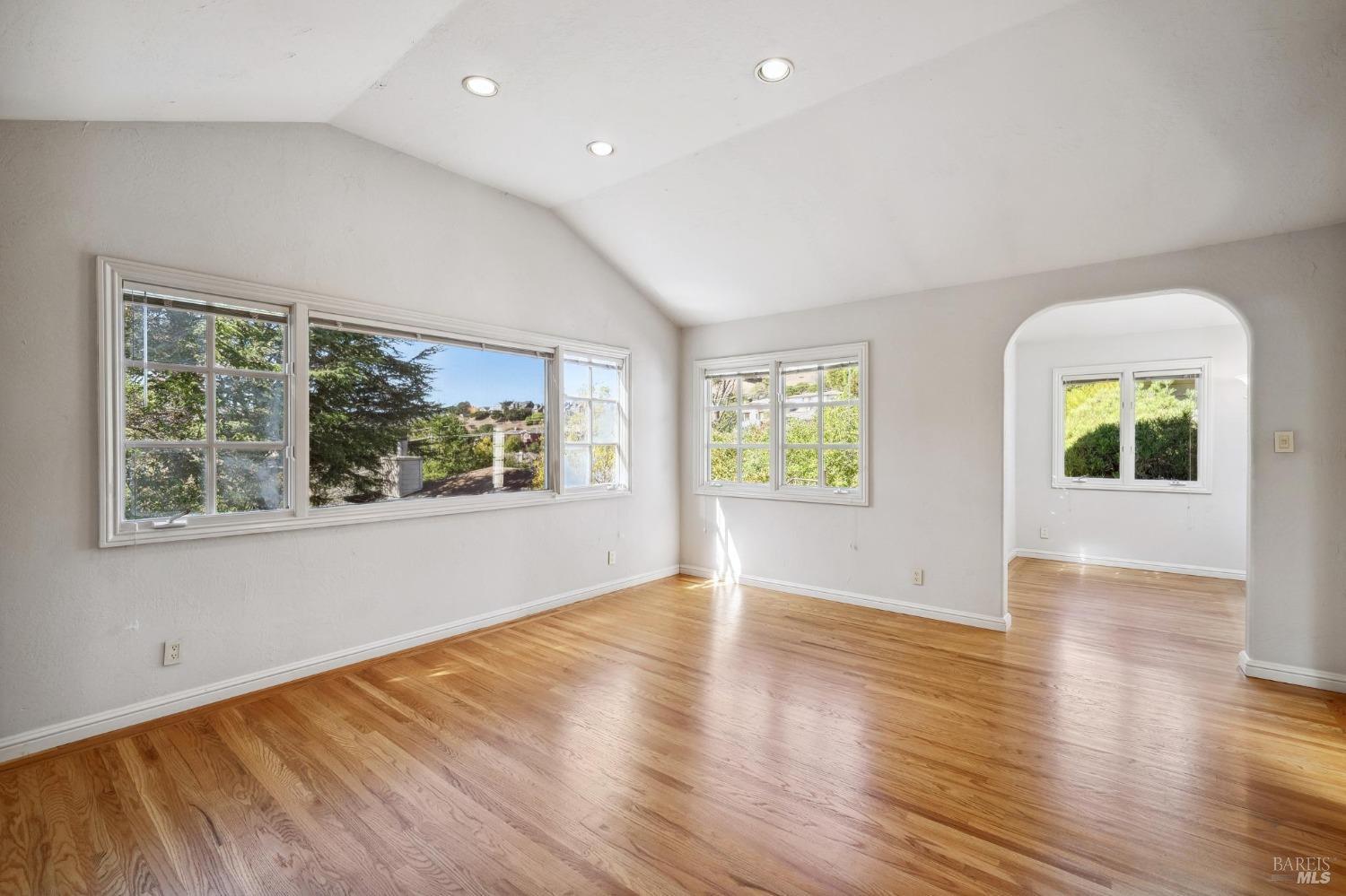 Detail Gallery Image 13 of 61 For 207 Meda Ct, Mill Valley,  CA 94941 - 3 Beds | 2/1 Baths