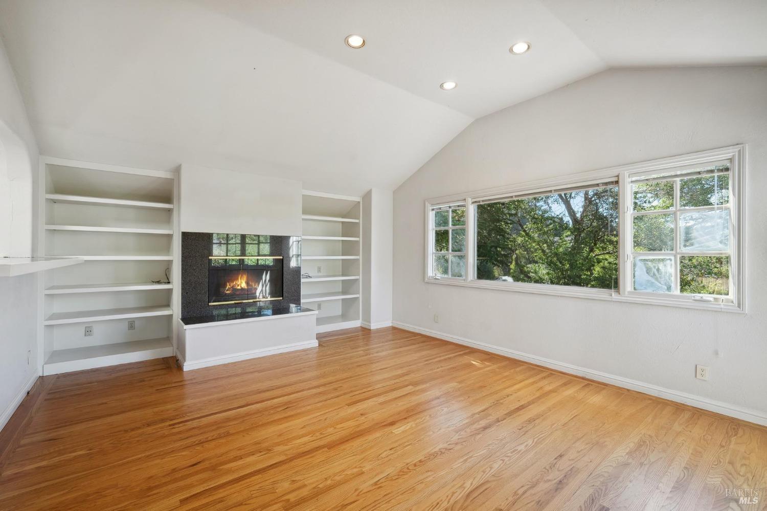 Detail Gallery Image 11 of 61 For 207 Meda Ct, Mill Valley,  CA 94941 - 3 Beds | 2/1 Baths