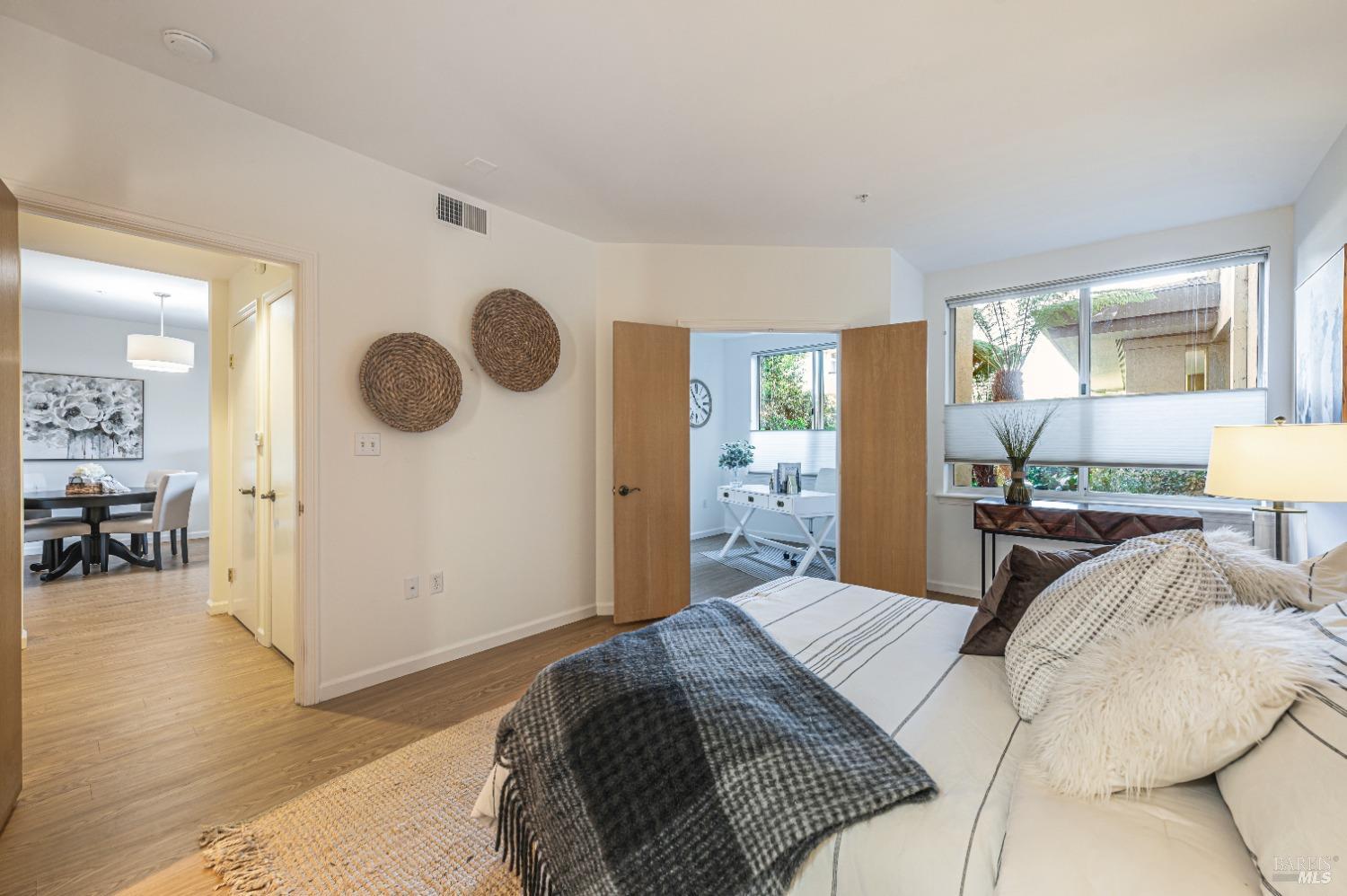 Detail Gallery Image 6 of 30 For 200 Deer Valley Rd 1g,  San Rafael,  CA 94903 - 1 Beds | 2 Baths