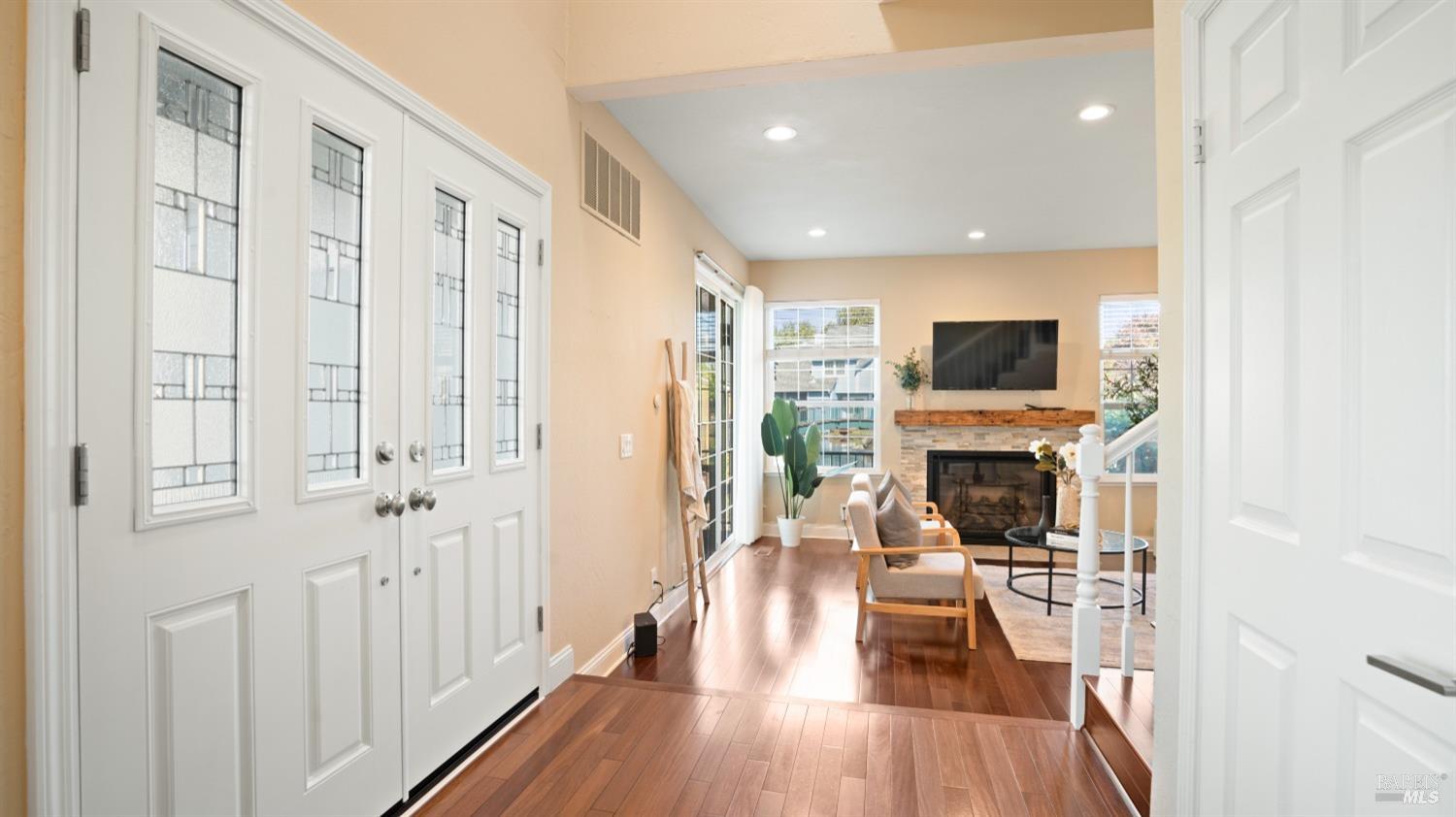 Detail Gallery Image 5 of 48 For 161 E B St, Benicia,  CA 94510 - 3 Beds | 2/1 Baths