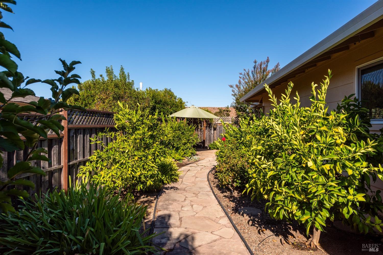 Detail Gallery Image 4 of 49 For 262 Oak Shadow Dr, Santa Rosa,  CA 95409 - 3 Beds | 2 Baths