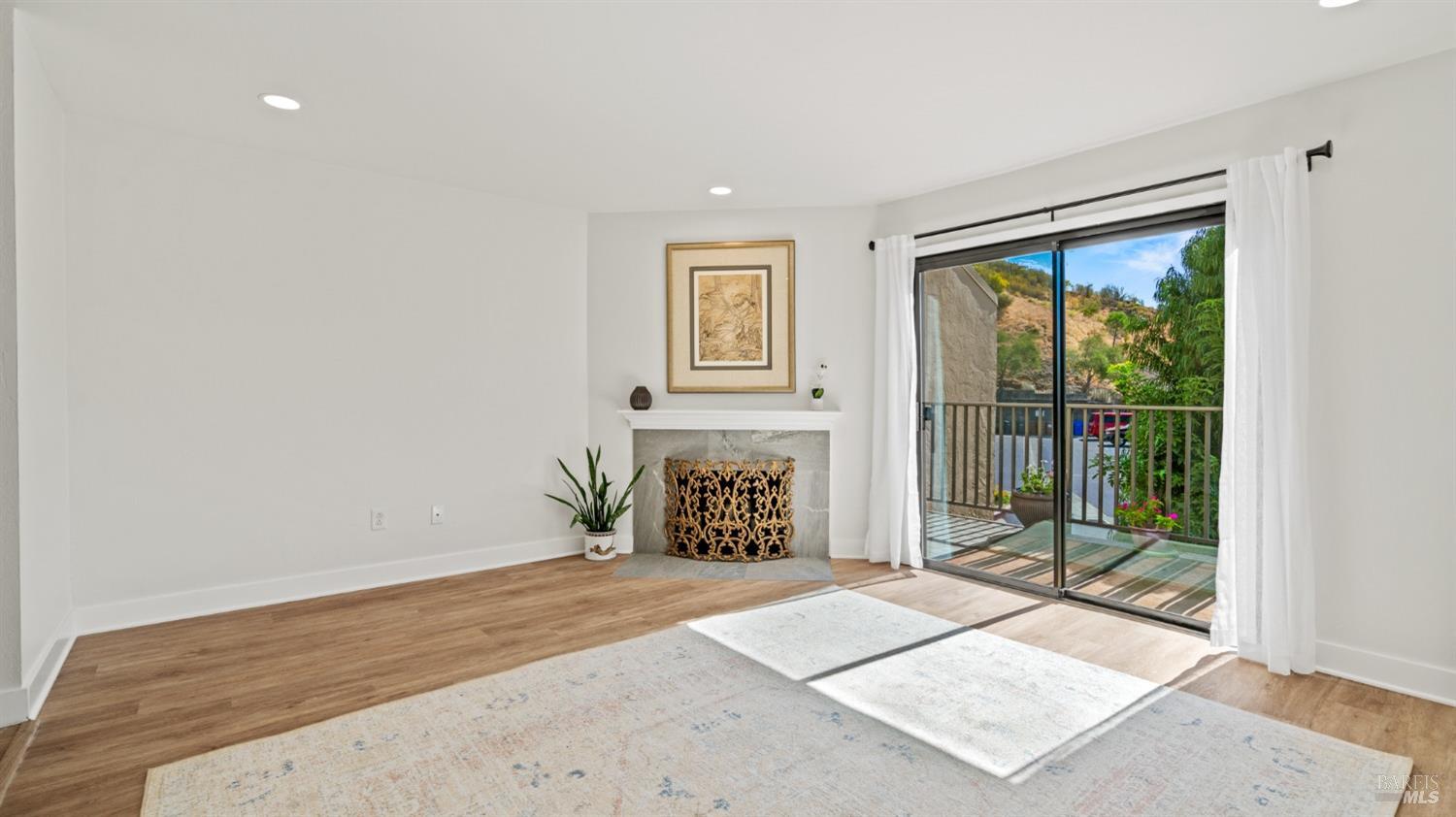 Detail Gallery Image 11 of 39 For 100 Marin Center Dr #22,  San Rafael,  CA 94903 - 2 Beds | 1/1 Baths