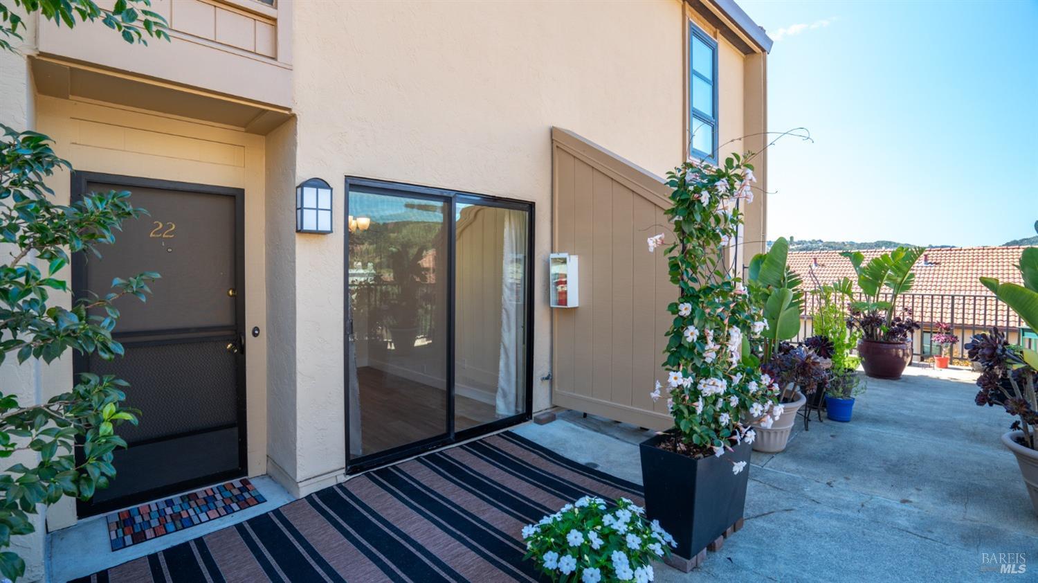 Detail Gallery Image 1 of 39 For 100 Marin Center Dr #22,  San Rafael,  CA 94903 - 2 Beds | 1/1 Baths