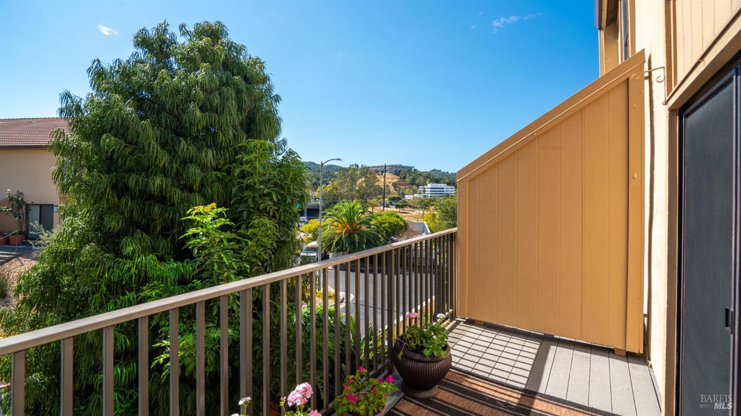 Detail Gallery Image 29 of 39 For 100 Marin Center Dr #22,  San Rafael,  CA 94903 - 2 Beds | 1/1 Baths