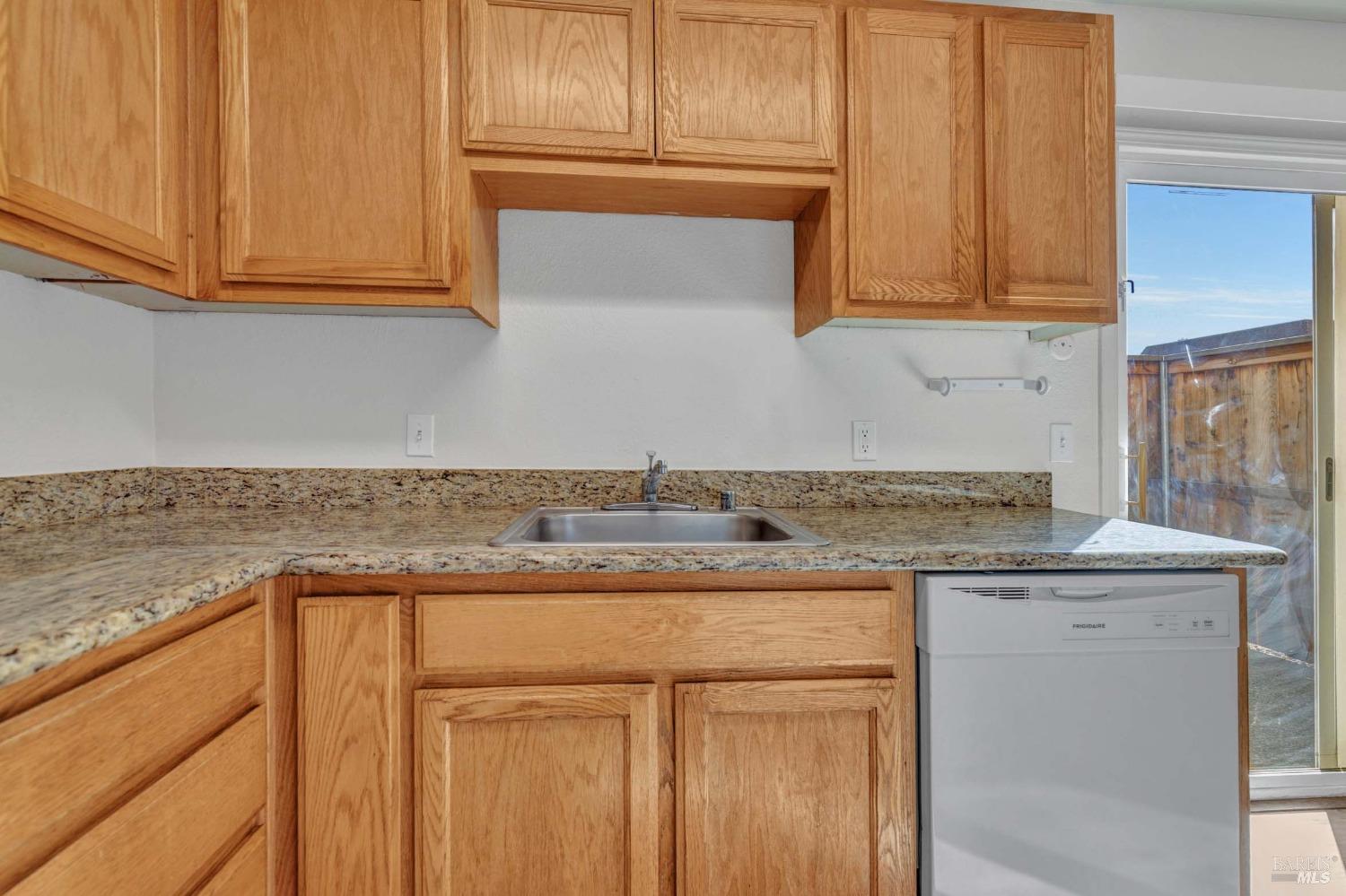 Detail Gallery Image 13 of 44 For 1396 Callen St a,  Vacaville,  CA 95688 - 3 Beds | 1/1 Baths