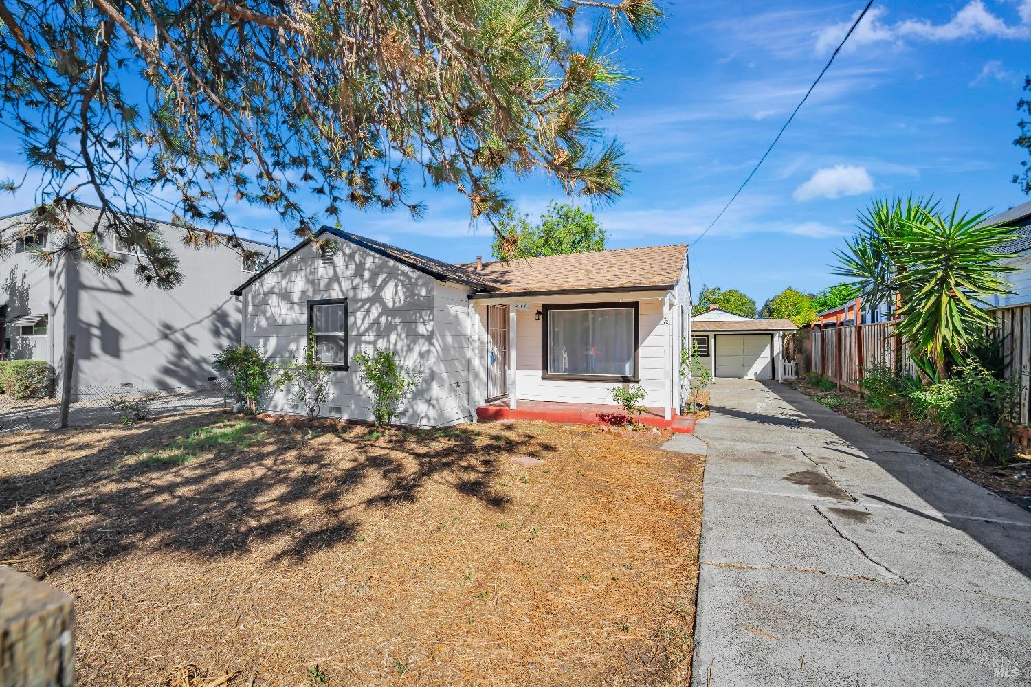 Detail Gallery Image 3 of 33 For 241 Barham Ave, Santa Rosa,  CA 95407 - 2 Beds | 1 Baths