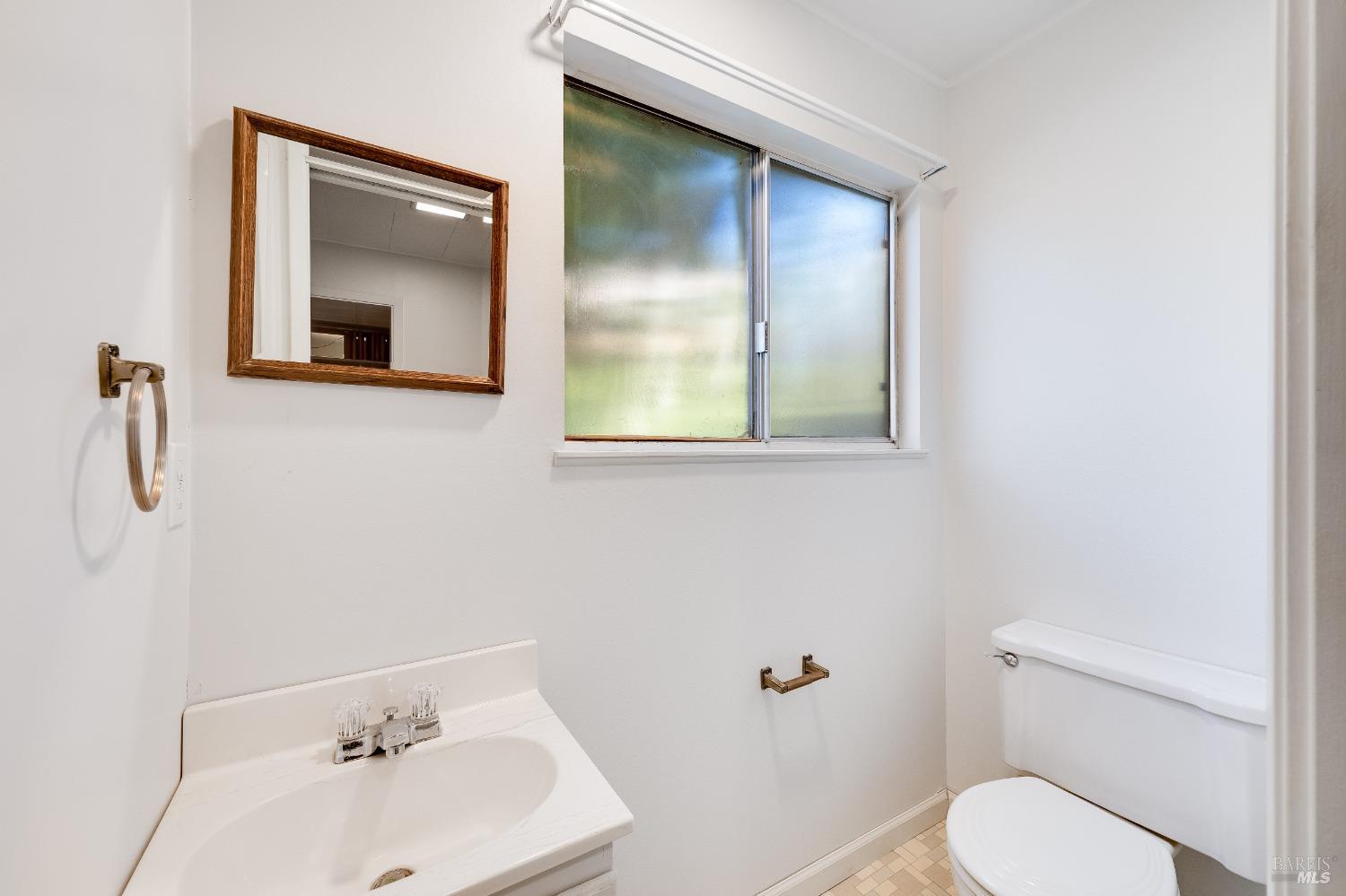 Detail Gallery Image 8 of 69 For 345 E O St, Benicia,  CA 94510 - 4 Beds | 2/1 Baths