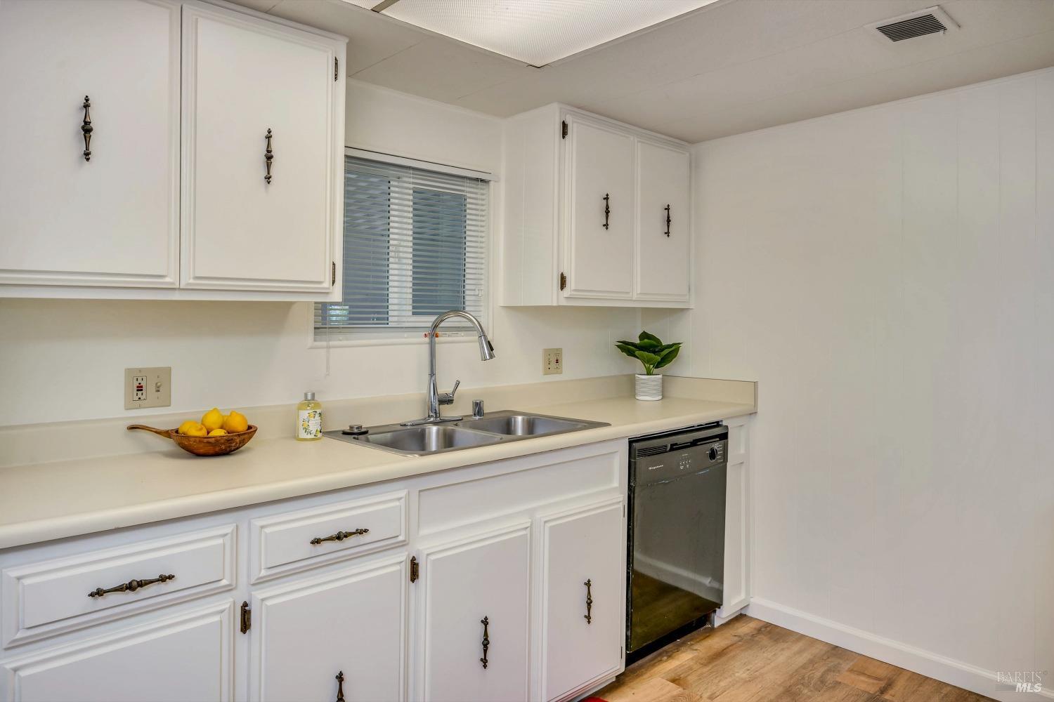 Detail Gallery Image 12 of 30 For 224 Monarch Ct, Santa Rosa,  CA 95401 - 2 Beds | 2 Baths